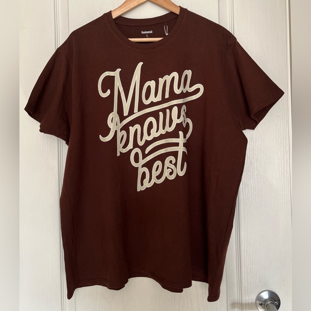 Tummii “Mama Knows Best” Graphic T-Shirt‎ Trendy Casual Chocolate Brown Size L